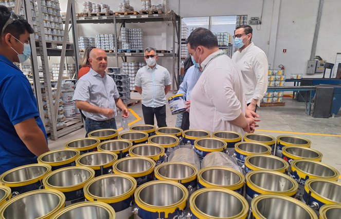 Foto da equipe Suframa conferindo linhas de produção de tintas da empresa Horos Química da Amazônia