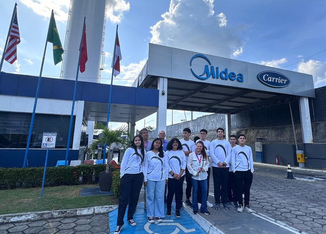 Alunos da Fundação Bradesco em visita à Midea