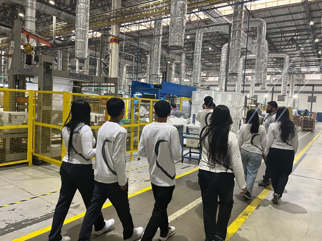 Alunos da Fundação Bradesco percorreram as linhas de produção da Midea