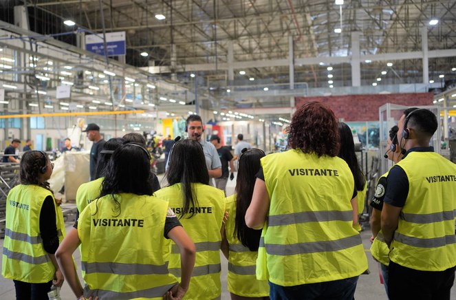 Alunos da Ufam/Itacoatiara vistam fábrica em Manaus por meio do Zona Franca de Portas Abertas