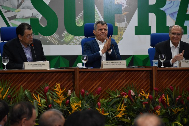 Senador Eduardo Braga falando de reforma tributária na 317ª Reunião Ordinária do CAS realizada na Suframa