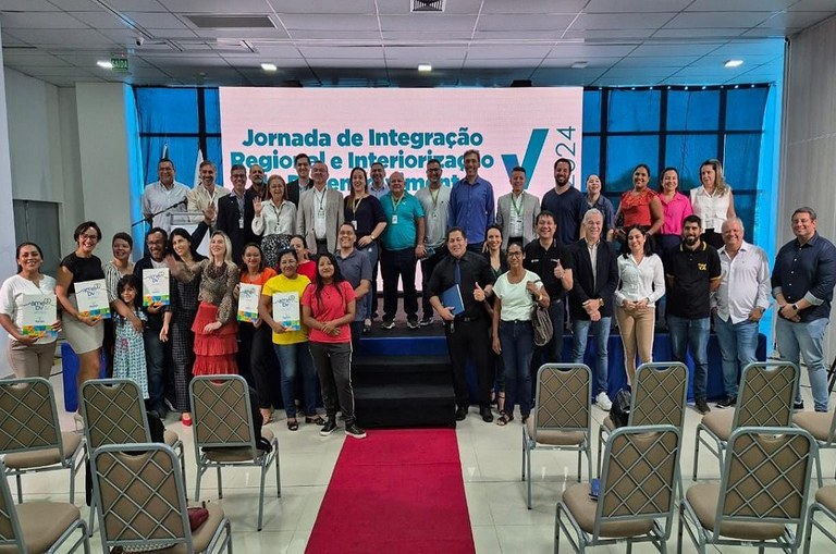 Grupo de pessoas reunido na frente do auditório