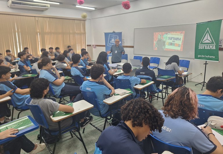 Suframa nas Escolas une experiência e juventude em escola do Sesi