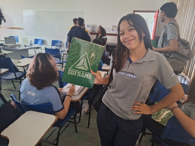 Emily Luane aprova ação do Suframa nas Escolas em escola localizada no Sesi