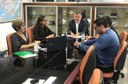 Equipe reunida em uma mesa com o superintendente na cabeceira