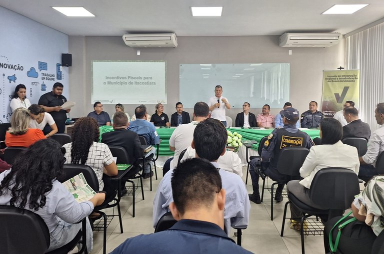 Sala com diversas pessoas reunidas para participar de ciclo de palestras