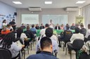 Sala com diversas pessoas reunidas para participar de ciclo de palestras