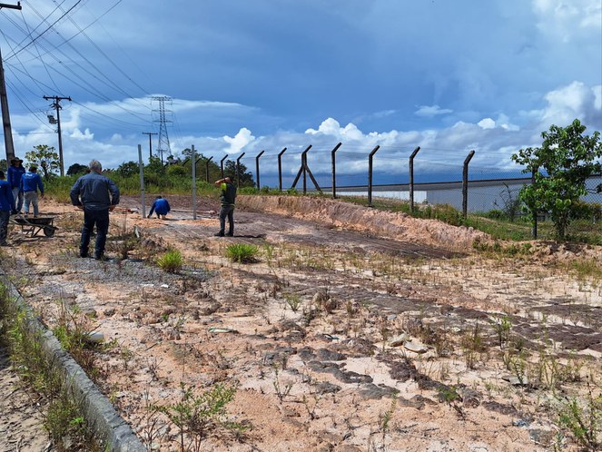 Área da rua Aninga começa receber as fundações, que são as estruturas que receberão as referidas placas