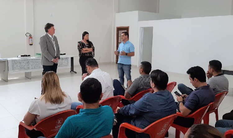 Luciano Tavares (à esquerda) participa de evento em Cruzeiro do Sul