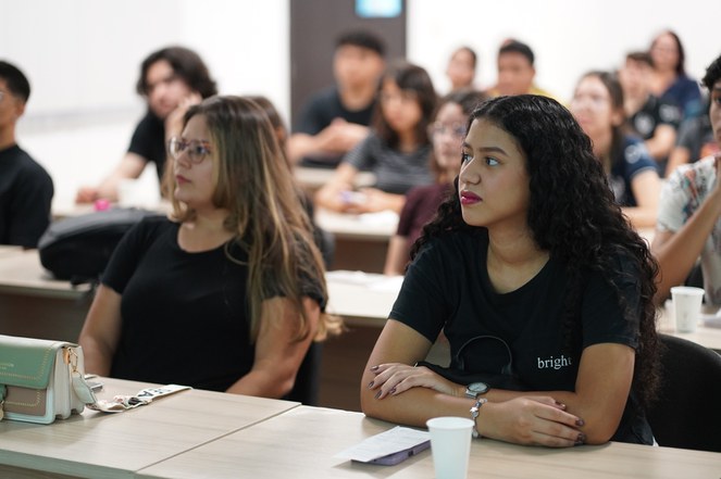 Acadêmicos da UEA assistem a uma apresentação institucional em visita à BMW