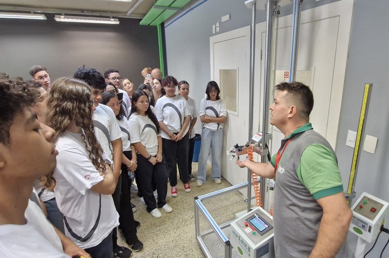 Estudantes da Fundação Bradesco visita FPFtech por meio do Programa Zona Franca de Portas Abertas