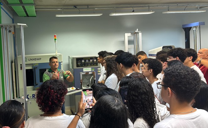 Estudantes da Fundação Bradesco em uma visita à FPFtech por meio do Programa Zona Franca de Portas Abertas