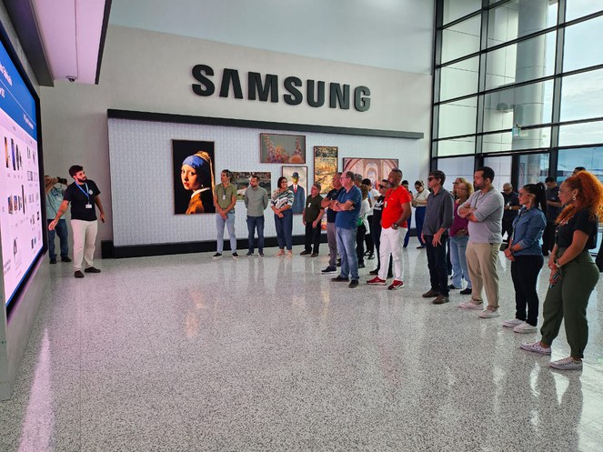 Servidores das unidades regionais visitam Samsung