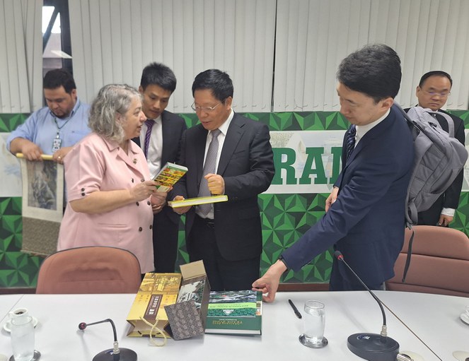 Chefa do Escritório de Representação do Ministério das Relações Exteriores na Região Norte, ministra Maria Deize Camilo,  na reunião com chineses na Suframa