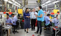 Superintendente Rebecca Garcia visita fábrica da I-Sheng