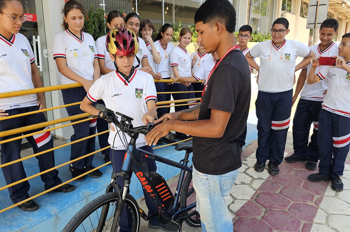 Visita à empresa instalada em Manaus há quase 50 anos representa experiência enriquecedora e educativa para um grupo de 28 estudantes, por apresentar outras possibilidades de carreiras fora do ambiente militar, entre outros benefícios.