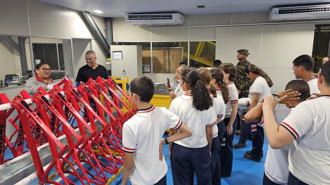 Visita à Caloi de alunos do CMM