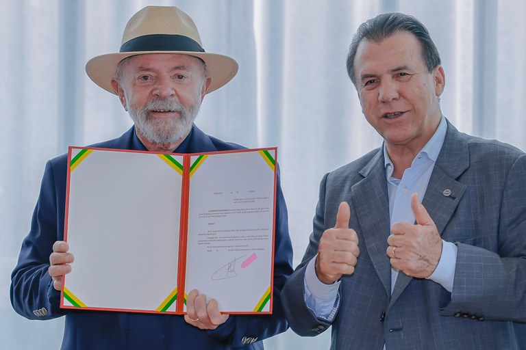 Presidente Lula assina Decreto aumentando o salário mínimo para R$ 1.518,00