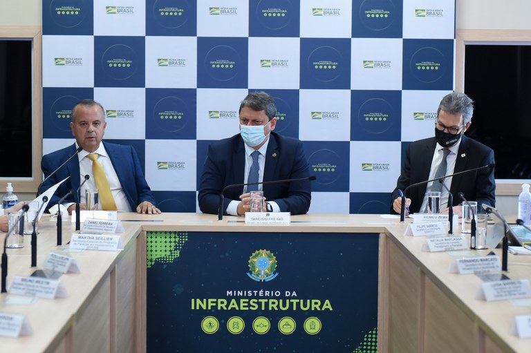 MInistro Tarcísio se reúne com Rogério Marinho e governador de Minas sobre o metrô de Belo Horizonte