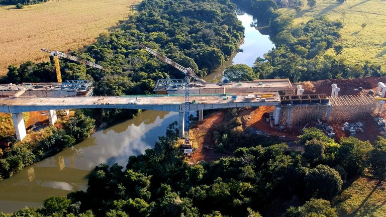DNIT concluiu o vão central da ponte sobre o Rio Claro