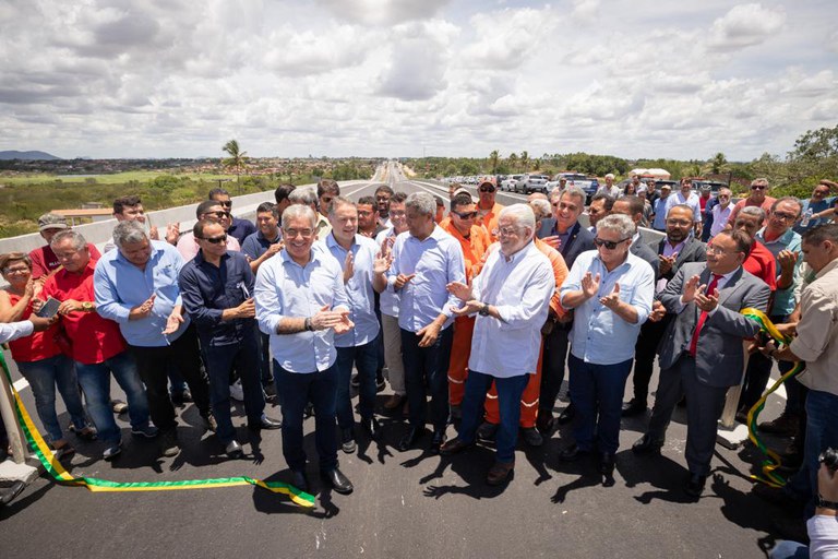 Ministro Renan Filho e governador Jerônimo Rodrigues liberaram os viadutos ao trânsito