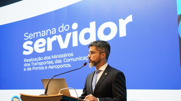 Secretário Adrualdo Catão representa Ministério dos Transportes na abertura do Dia do Servidor