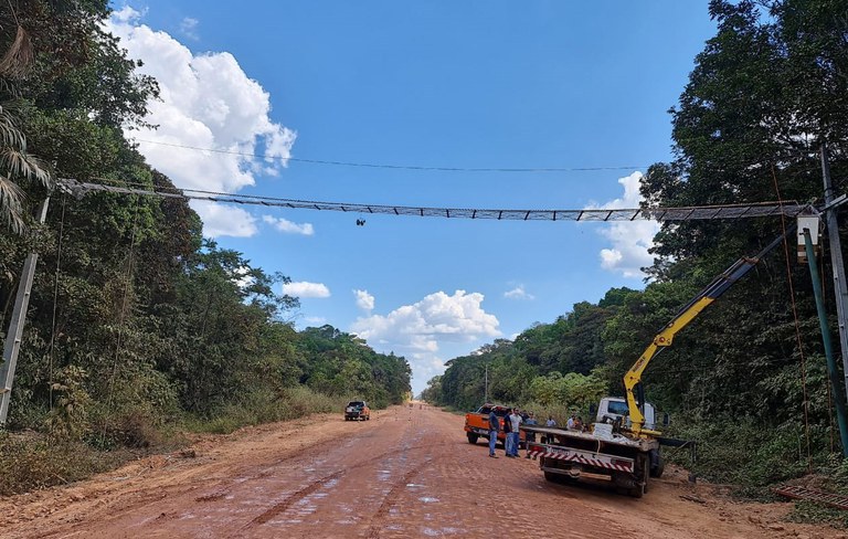 BR-319 tem cerca de 918 quilômetros de extensão; boa parte da rodovia não possui pavimento