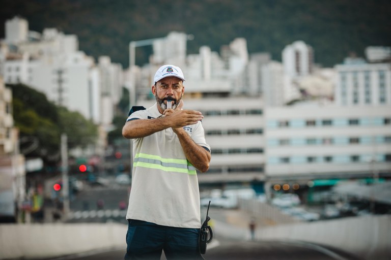 agora o pedestre vai precisar se atentar somente com a passagem da composição", destaca o agente de trânsito Almir Jesus