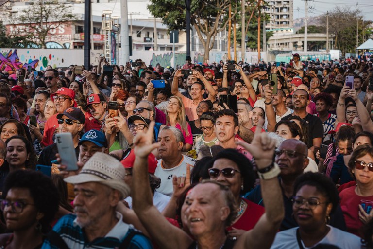 Centenas de pessoas se reuniram para ouvir discurso do presidente Lula e dos ministro presentes em inauguração