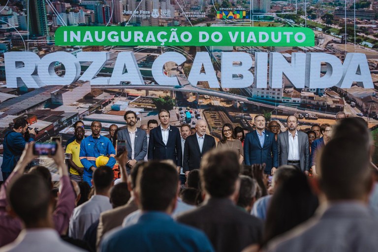 Renan Filho, presidente Lula e autoridades locais entregam viaduto Roza Cabinda