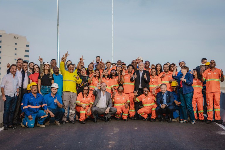 Autoridades se reúnem com trabalhadores que construíram o viaduto em Juiz de Fora (MG)