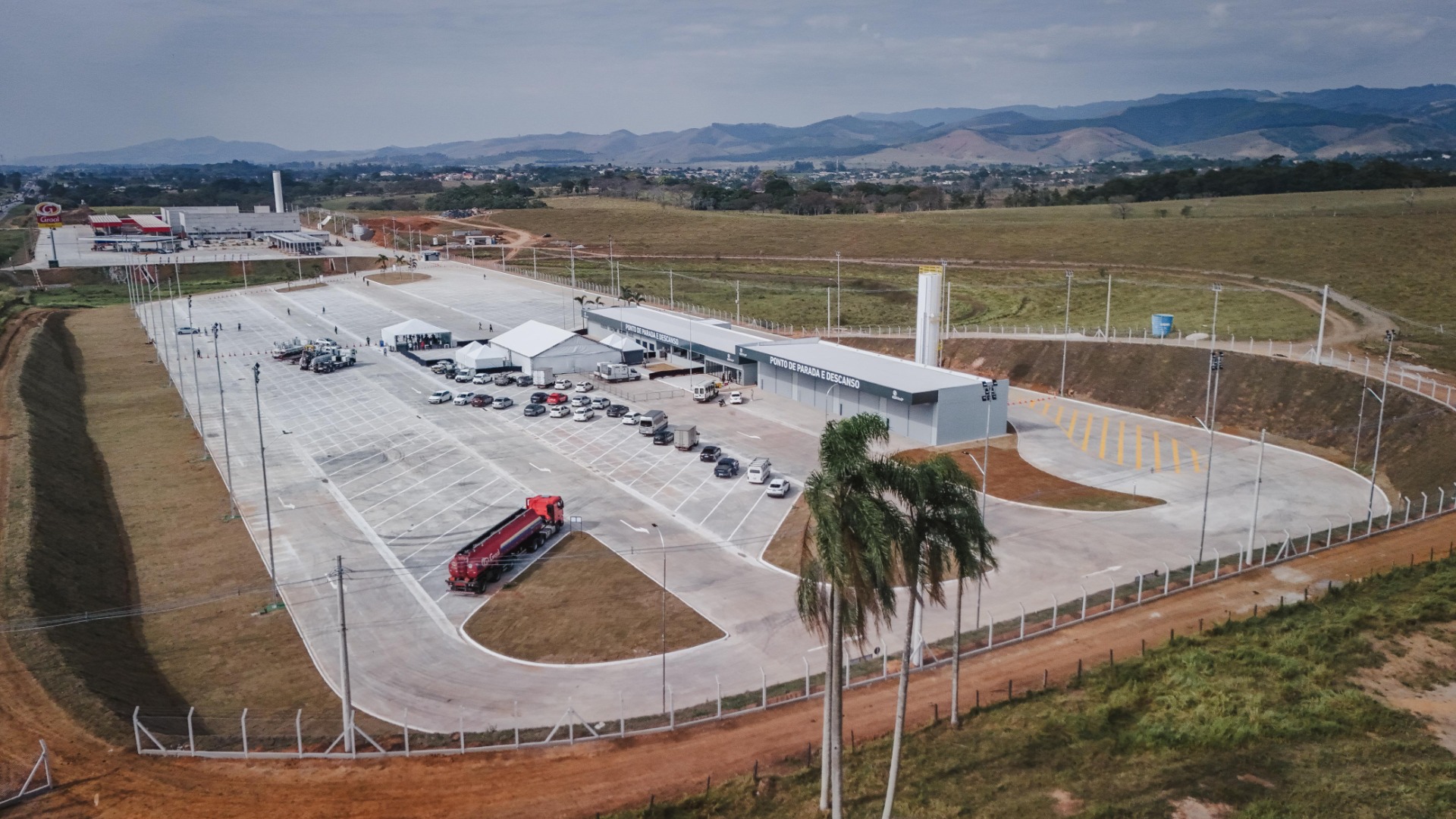 Estrutura com 67 mil metros quadrados fica no trecho de Pindamonhangaba, em São Paulo; local possui 120 vagas gratuitas e facilidades como vestiário, wi-fi, segurança 24h e cozinha.