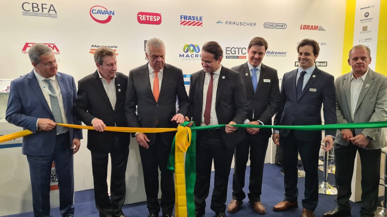 Integrantes do estande Brazil on Rails, no InnoTrans 2024