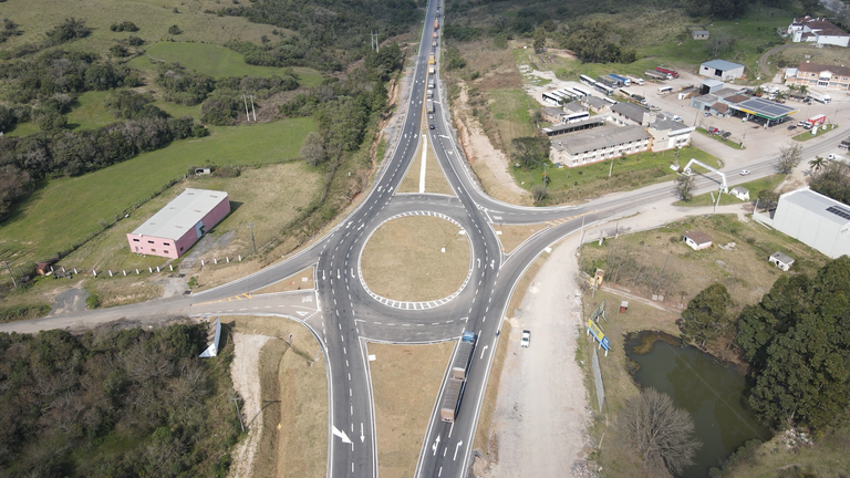 Trevo de acesso a Caçapava do Sul na BR-290 recebe faixa de desaceleração e nova sinalização