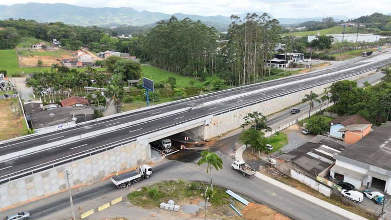 Governo Federal conclui viaduto e libera trecho duplicado na BR-470/SC, entre Indaial e Navegantes