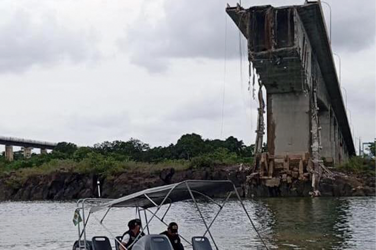 A operação conta com uma aeronave, três embarcações, duas motos aquáticas, seis viaturas e 29 mergulhadores, além de bombeiros, policiais e outros profissionais