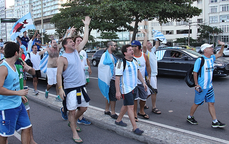 12_07_17_argentinos_copacabana_rj_PM_portal_copa.jpg