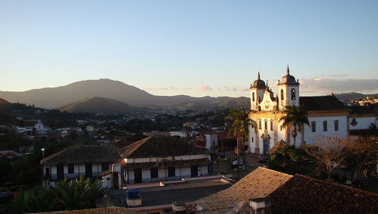 19_10_2016_Entre_Serras_Caet_Centro_historico_Igreja_Matriz_e_Serra_da_Piedade_foto_Prefeitura_Municipal_de_Caete.jpg