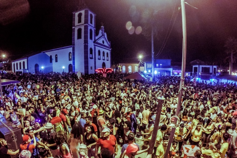 25.02.2019_Foliões_na_praça_da_igreja_de_São_Benedito_-_Prefeitura_Bragança.jpg