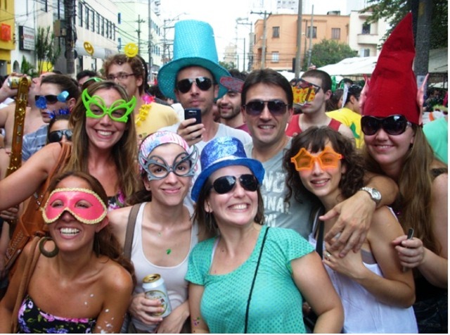 Galera_do_Sampa_Hostel_curtindo_Carnaval_2012.jpg